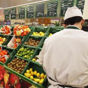 Aliments en una superfície comercial.