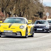 Una concentració de cotxes Porsche.