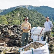 Arqueòlegs al jaciment al roc de l’Àliga.