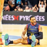 Stan Okoye, el millor jugador del MoraBanc ahir, celebra un triple.