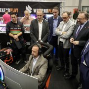 El ministre Jordi Torres provant el simulador de conducció.