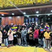 Una quarantena de persones va assistir a la concentració davant del comú d’Andorra la Vella.