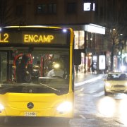 Usuaris de l’autobús pujant al servei de l’L2.