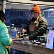 Dues persones consumint en una de les parades de l'après-ski.