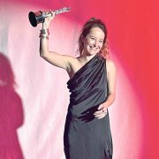 Laia Ateca, mostrant el guardó.