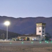 L’aeroport, amb la il·luminació nocturna.