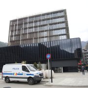 Un furgó policial davant l’edifici de la Batllia.