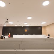 Una de les sales de vistes de la seu de la Justícia.