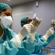 Dues sanitàries preparant l’injectable de vacunes.