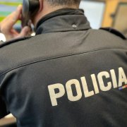 Un agent de la policia.