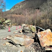 Pedres al mig de la carretera d’accés al Pas de la Casa des de França.