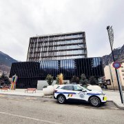 Un vehicle de la policia davant de la Batllia, ahir.