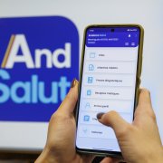 Una usuària obrint l’aplicació And Salut.
