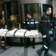 Els bombers traslladen el cos d'una de les víctimes de l'assassinat del Roc de Caldes