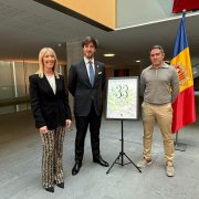 L'artista disenyador del Cartell de commemoració dels 33 anys de la Constitució d'Andorra, Javier Casals, junt amb el síndic general i la subsíndica general.