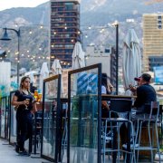 Una cambrera a la terrassa d’un bar.