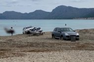 El vehicle andorrà encallat, la moto nàutica i el segon vehicle també encallat a la platja a Mallorca