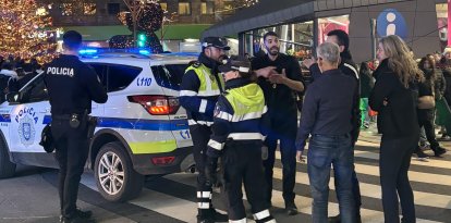 El creper discutint amb el propietari del comerç veí.