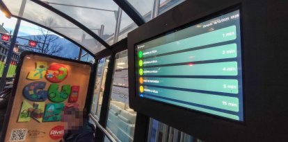 Una de les parades equipades amb pantalla informativa.