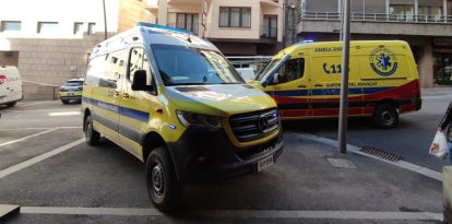 Les dues ambulàncies i el cotxe de policia davant la pensió d'Escaldes.