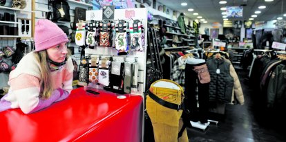 La treballadora d’una botiga del Pas de la Casa sense clients, ahir.