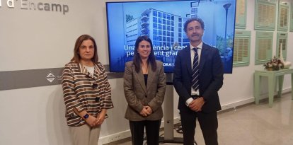 La ministra d'Afers Socials, Trini Marin, junt amb la còsnol major d'Encamp, Laura Mas i Gerard Albà, director d'inversions de Morabanc, avui.