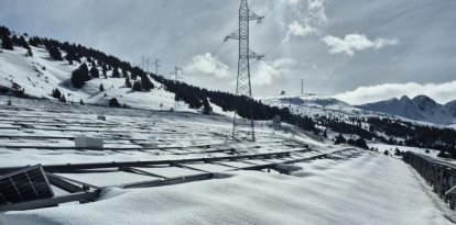 El parc fotovoltaic de Grau Roig cobert de neu