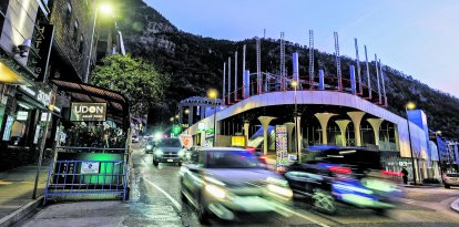 Vehicles al carrer de la Unió, ahir a la tarda.