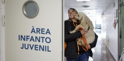 L’educadora canina Cristina Pitart i el seu gos ‘Tekila’, ahir a l’hospital de Meritxell.