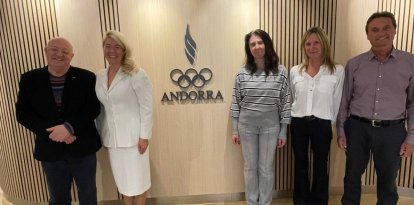 La secretaria general adjunta del comitè olímpic rus al costat del president del COA, Xavier Espot, i altres representants a la seu del comitè andorrà.