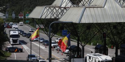 Un agent de la policia nacional fent un control a la frontera a l'estiu.