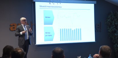 El ministre de Finances, Ramon Lladós, explicant el pressupost a l'Empresa Familiar Andorrana.