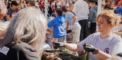 Un moment durant la calçotada popular.