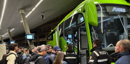 La patrulla de policia arribant a l'autobús de Barcelona on la passatgera s'ha enfrontat al conductor