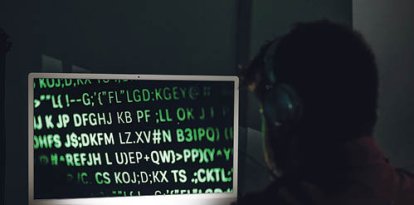 Un usuari davant un ordinador