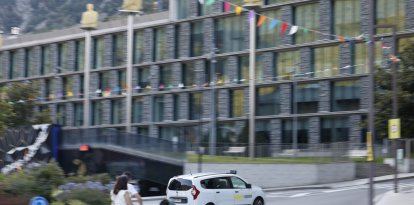 Un taxi davant del Consell General.