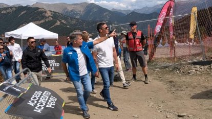 Pedro Sánchez passejant pels mundials de BTT