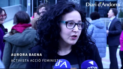 Cent persones participen a la concentració feminista