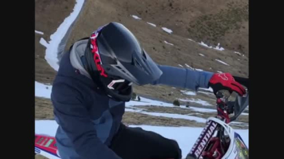 El pilot català roda amb una moto de neu per Andorra