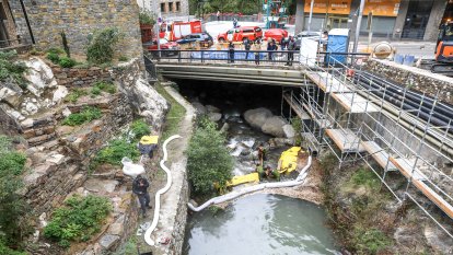 Bombers treballant al riu Madriu afectat pel vessament de carburant