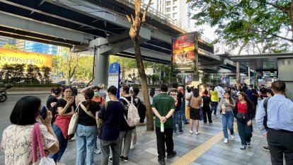L'Skytren de Bangkok tremola durant el terratrèmol