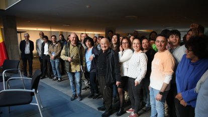 Mossèn Ramon i els integrants d'AINA cantant plegats al final de l'acte.