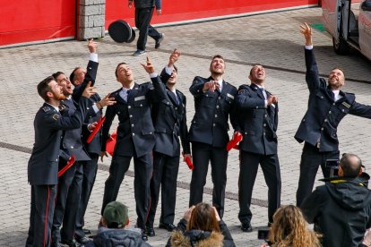 Darrera promició de bombers celebrant el fi de la formació.