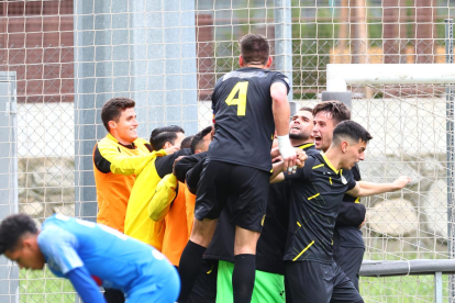 Els jugadors de l’UE Santa Coloma celebren un gol.