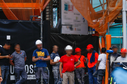 Treballadors peruans en un moment de descans en una obra.