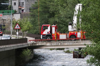 Un helicòpter treu el cos de la víctima del riu.