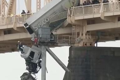 El camió accidentat suspès a l'aire