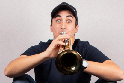 Joan Holtoeffer, és DJ i li agrada tocar la trompeta