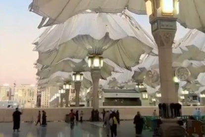 Paraigües gegants per tapar el sol a l'Aràbia Saudita