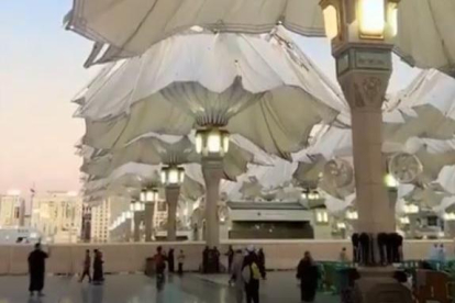 Paraigües gegants per protegir del sol a l'Aràbia Saudita